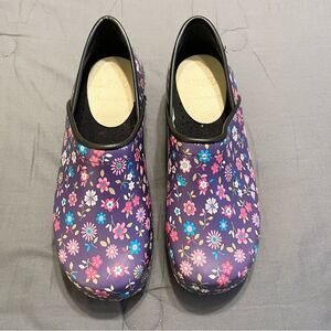 Vibrant Purple and Pink Floral Mules for Outdoor Comfort